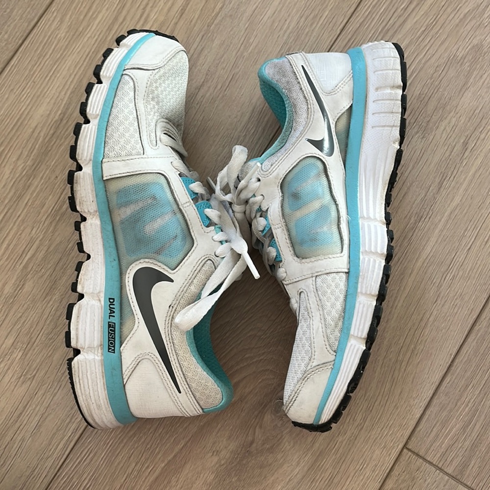 Nike white and blue athletic shoes size 7